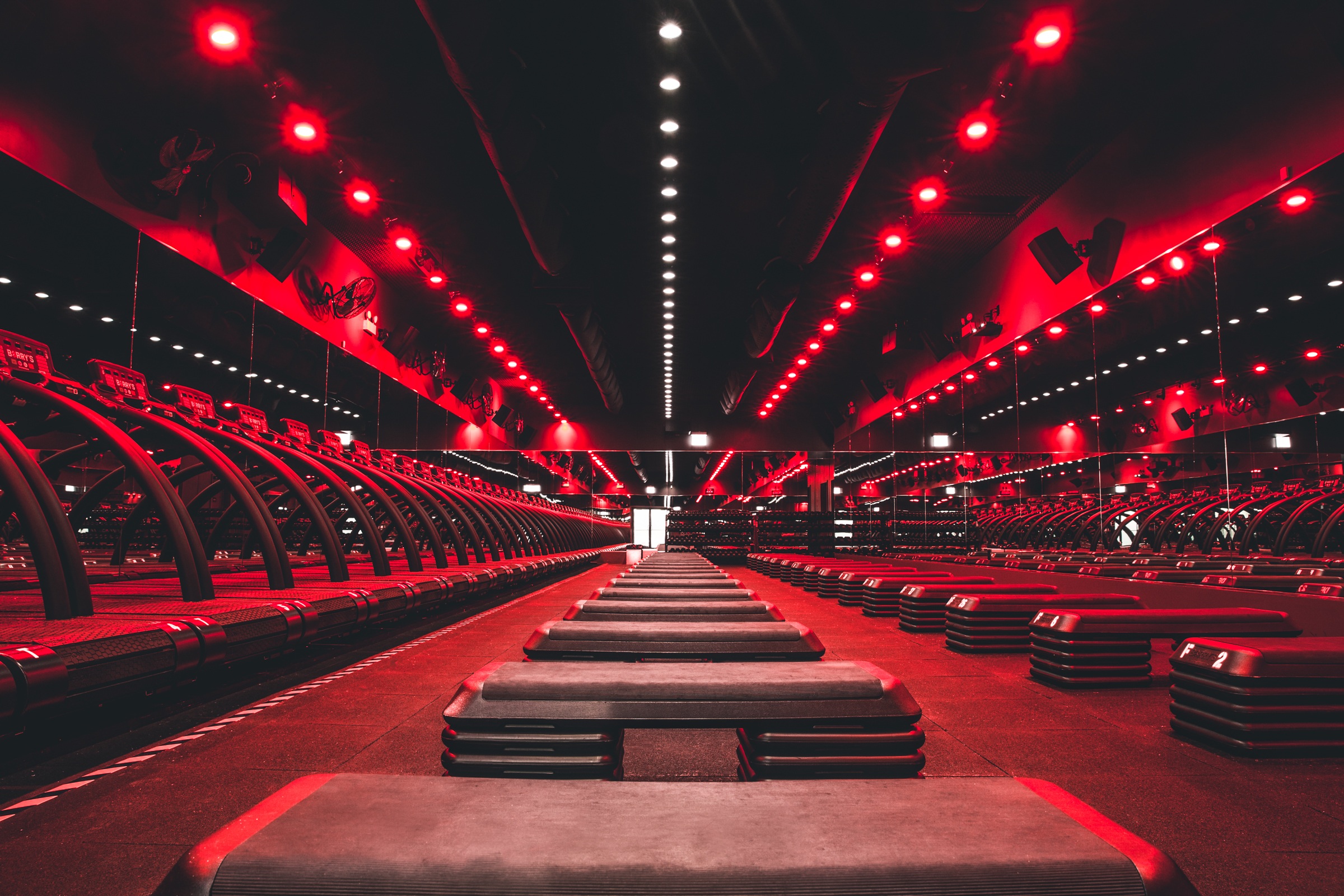 Red lighting. Barry's Bootcamp Venice. Зал Bootcamp. Сингапур Беговая дорожка на раб стол. Studio Bloomberg London.